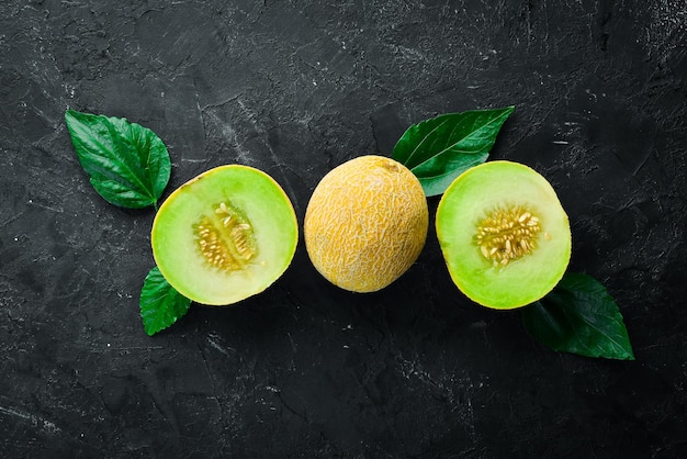 Melone fresco su sfondo nero Vista dall'alto Spazio libero per il testo