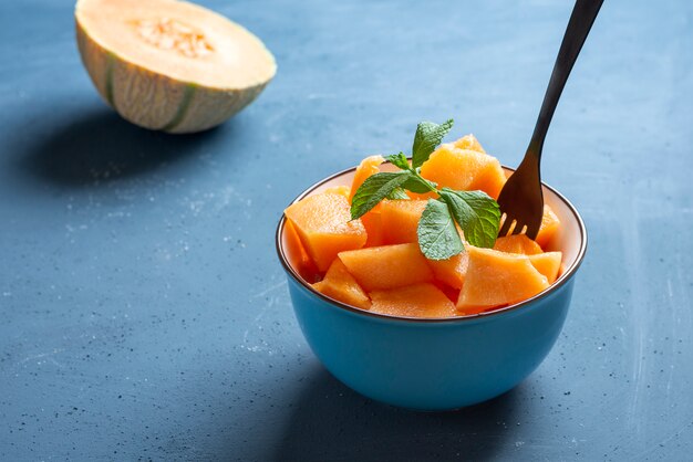 Melone fresco tagliato a pezzi in una ciotola