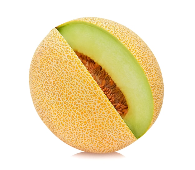 Melone giallo fresco del cantalupo isolato su fondo bianco