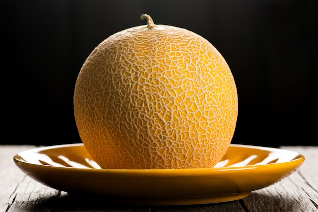 Melone giallo maturo sul piatto