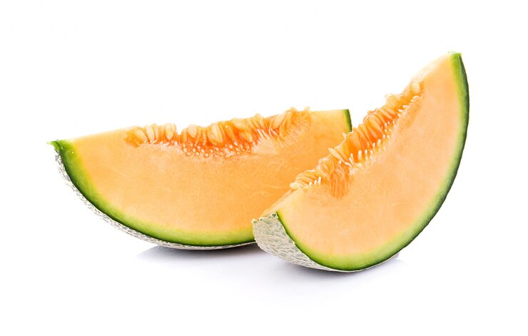 Melone isolato su superficie bianca
