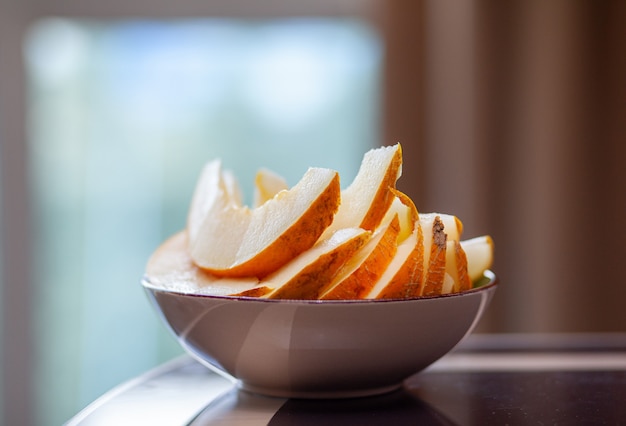 Melone maturo, delizioso e dolce tagliato a fette in un piatto. Cibo biologico sano per uno spuntino e un dessert. Cibo vegano