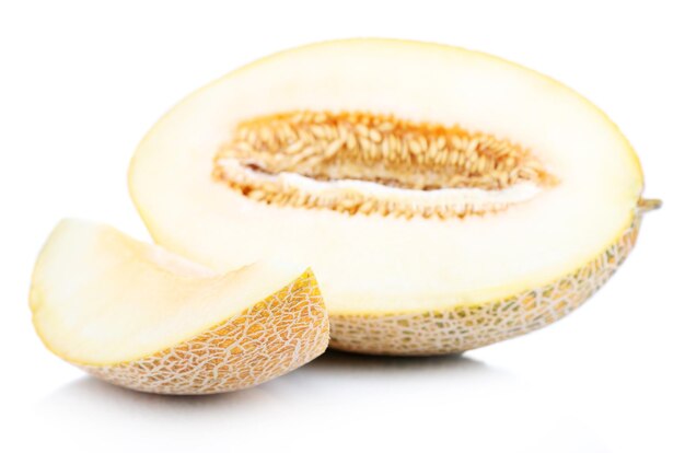 Melone maturo isolato su bianco