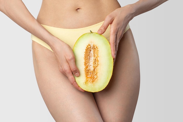 Melone nelle mani delle donne Fertilità salute e igiene delle donne