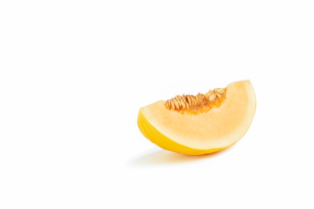 Melone su uno sfondo bianco melone giallo su un bianco isolare un pezzo di melone fresco e succoso con ombra...