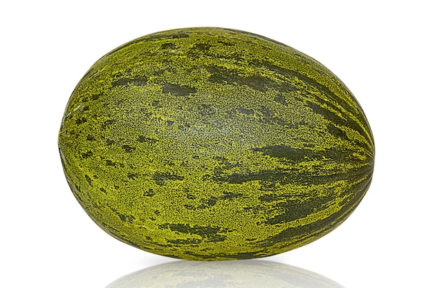 Melone verde isolato su sfondo bianco