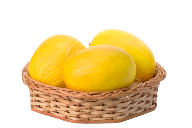Meloni in cestino di vimini su priorità bassa bianca