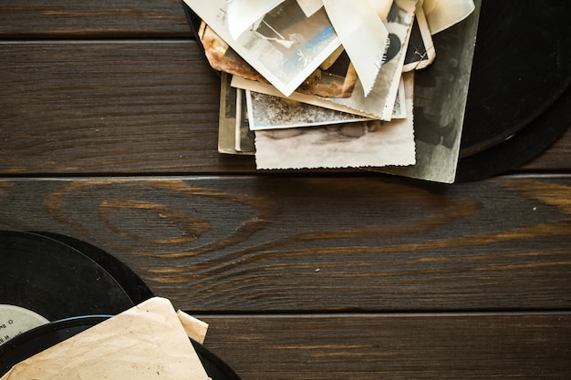 Memoria. Vecchie foto di famiglia su fondo di legno. Spazio vuoto della copia di vista superiore della vecchia foto del gruppo