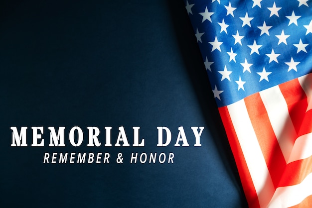 Memorial Day con la bandiera americana su sfondo blu