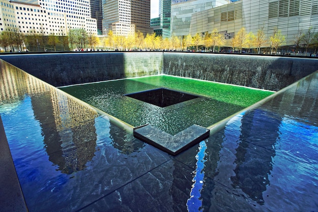 Memoriale nazionale dell'11 settembre 9/11 e grattacieli a Lower Manhattan. È una commemorazione degli attacchi terroristici dell'11 settembre 2001