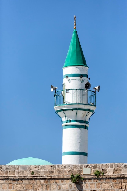 Menaret e la cupola verde della moschea di Aljazar nella città di Akko in Israele