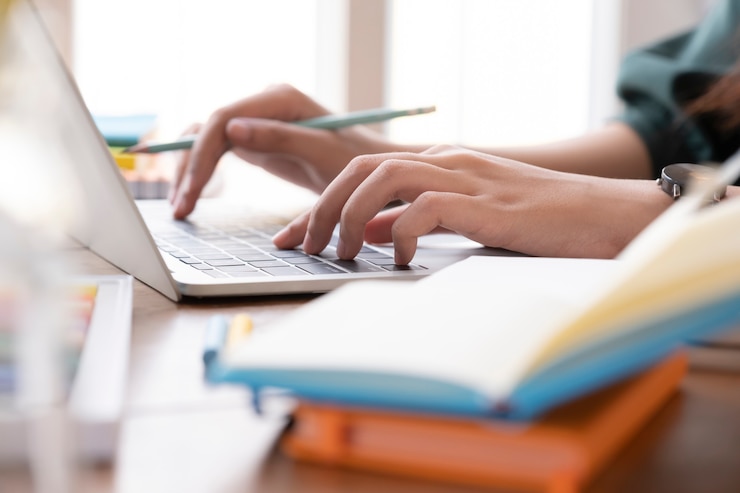 Photo menggunakan teknologi koneksi online untuk bisnis, pendidikan, dan komunikasi.
