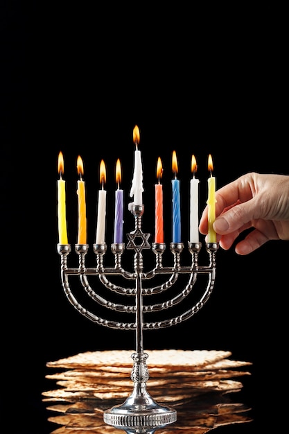 Menorah con candele per Hanukkah su sfondo nero