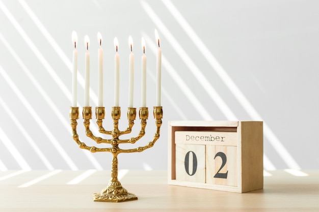 Menorah di bronzo Hanukkah con candele accese