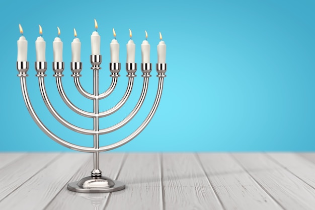 Menorah di Hanukkah argento retrò con candele accese su un tavolo di legno. Rendering 3D