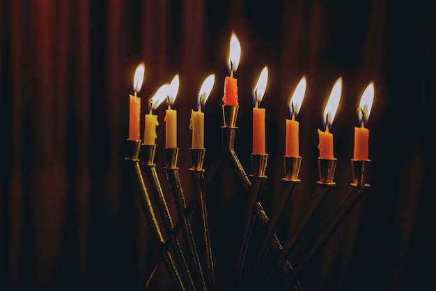 Menorah di Hanukkah con candele accese