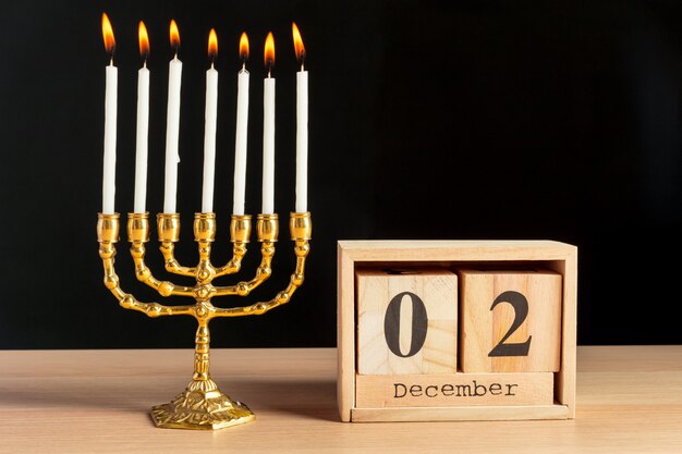 Menorah in bronzo di Hanukkah con candele accese