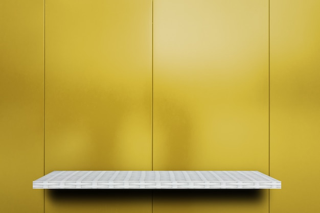 Mensola bianca vuota su sfondo di metallo giallo per la visualizzazione del prodotto