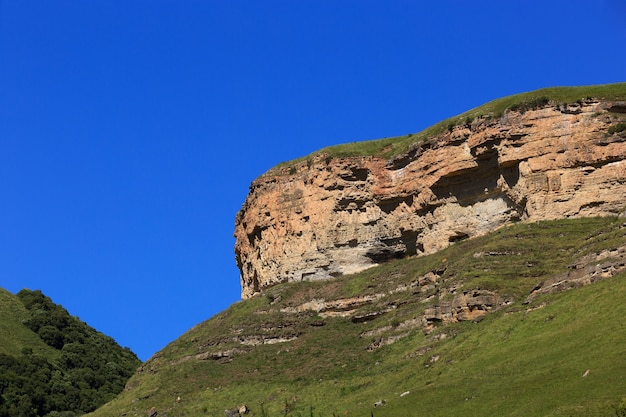 Mensola di pietra di una cresta rocciosa contro il cielo blu