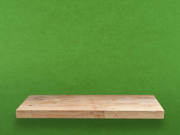 Mensola in legno su sfondo verde