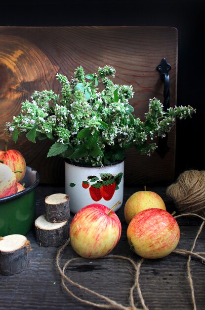 Menta estiva con mele da giardino