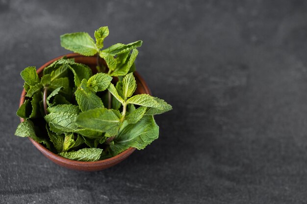 Menta in un piatto su un tavolo scuro