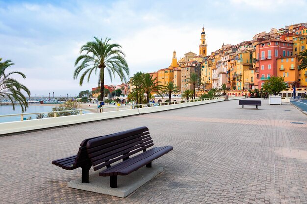 Mentone Francia circa agosto 2021 vista della Costa Azzurra chiamata Costa Azzurra situata nel sud della Francia Luce dell'alba