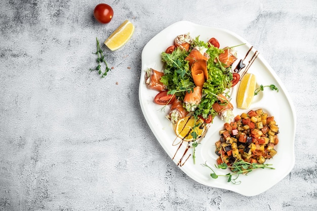 Menù asiatico. Set di spuntini di pesce giapponese involtini di salmone fresco con formaggio e verdure. banner, menu, posto ricetta per testo, vista dall'alto