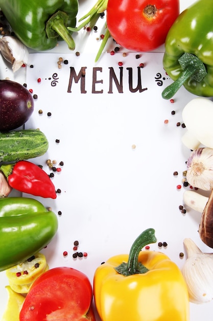 Menu circondato da prodotti e verdure isolate su bianco
