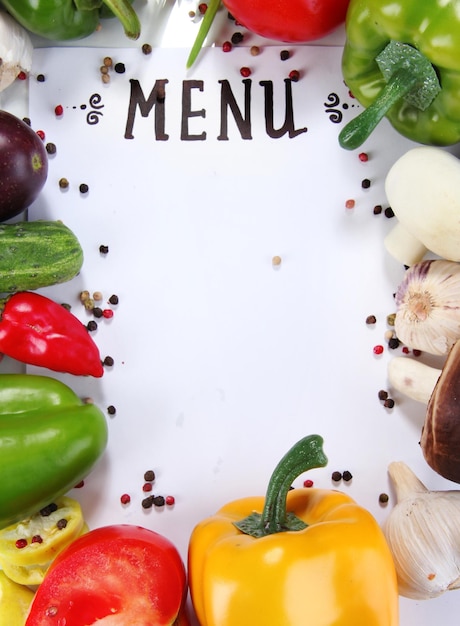 Menu circondato da prodotti e verdure isolate su bianco