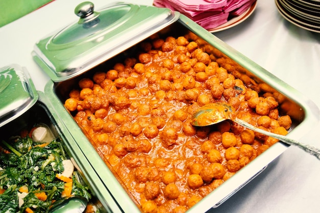 Menu del pranzo fotografico piatto colorato cibo di nozze nella festa di nozze in piedi