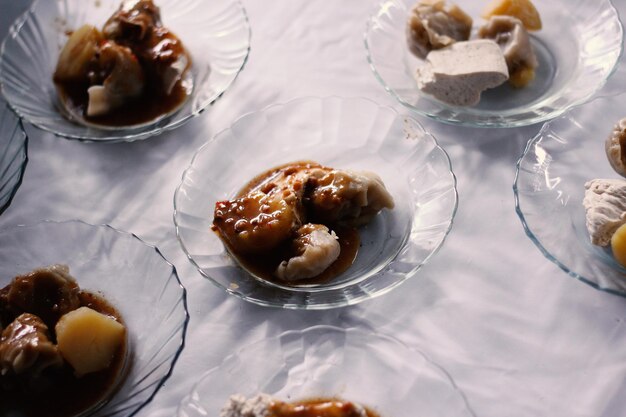 Menu del pranzo fotografico piatto colorato piatto di cibo per matrimoni nella festa in piedi della cerimonia di nozze