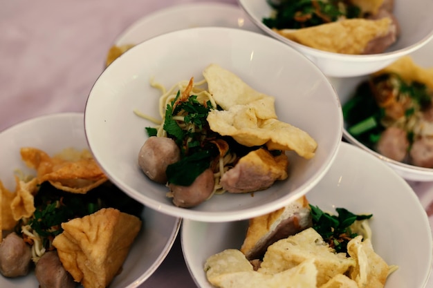 Menu del pranzo fotografico piatto colorato piatto di cibo per matrimoni nella festa in piedi della cerimonia di nozze