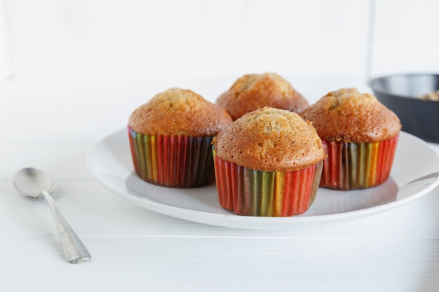 Menu di cupcakes fatti in casa su un tavolo di legno bianco