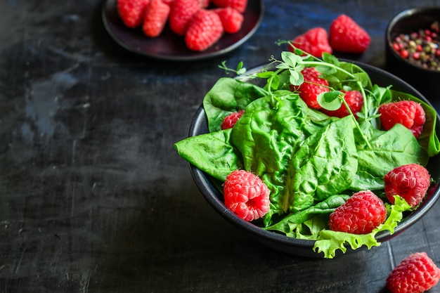 Menu di insalata di lamponi e lattuga