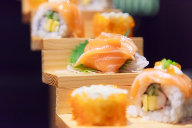 Menu di pesce giapponese, Sushi di salmone e assortimento di sashimi nel ristorante tradizionale giapponese