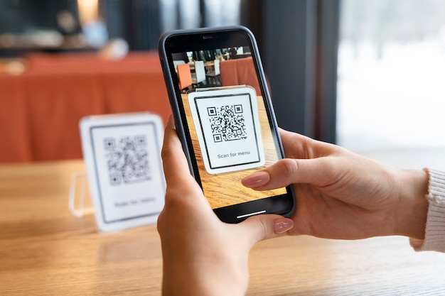 Menu di scansione ravvicinata delle mani qr