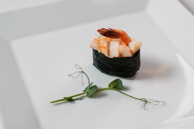 Menu di sushi Pesce giapponese con erbe aromatiche