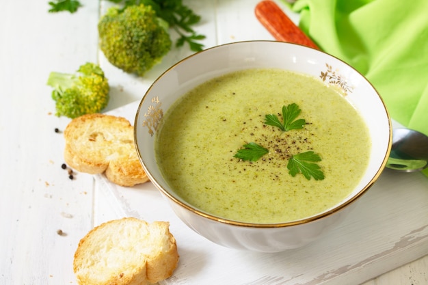 Menu dietetico Concetto di alimentazione sana Zuppa di purè di broccoli con crostini all'aglio sul tavolo da cucina