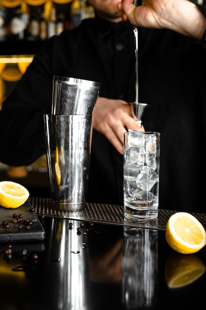 Menu estivo di cocktail e limonate La preparazione del barista segue il processo