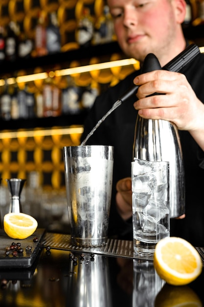 Menu estivo di cocktail e limonate La preparazione del barista segue il processo