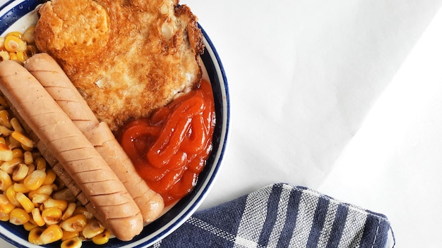 Menu per la colazione con salsiccia alla griglia mais e patatine fritte su sfondo di carta bianca 02