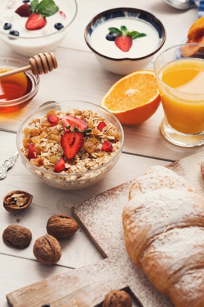 Menù ricco di colazione continentale. Delizioso cibo naturale per gustosi pasti mattutini su tavola di legno, tradizionale buffet europeo