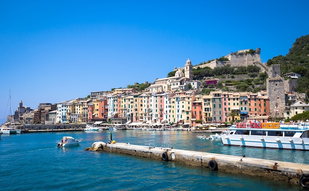 Meravigliosa cartolina di Porto Venere durante una giornata di sole in estate, Italia