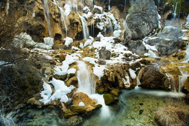 Meravigliosa cascata d'acqua nella provincia di Jiuzhaigou