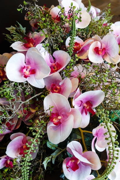 Meravigliosa composizione romantica nel bouquet di fiori di orchidea rosa chiaro