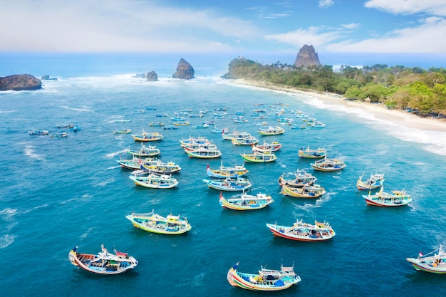 Meravigliosa spiaggia di Papuma con barche da pesca