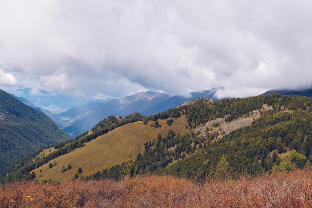 Meravigliosa vista pittoresca sulle montagne Incredibile catena montuosa paesaggio panoramico della valle tra nuvole e colline colorate Stagione autunnale in montagna stock photography