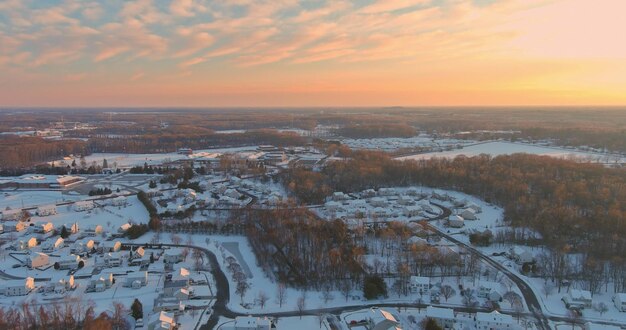 Meravigliose case sul tetto di paesaggio invernale innevate sulla vista aerea con la piccola america residenziale