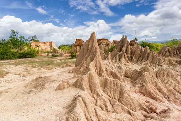 Meravigliose strutture naturali di Sao Din Na Noi nel Parco Nazionale di Si Nan, Nan, Thailandia